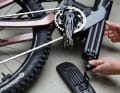 Die Batterie kann nach unten herausgezogen werden. Das klappt gut, wenn das Bike auf der Seite liegt. Der Einbau ist aber deutlich leichter, wenn das Rad auf dem Kopf steht.