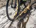 Les choses se compliquent lorsqu'il fait vraiment humide : dans la boue, les crampons grossiers et espacés ne laissent pas de traces - le profil se rapproche de celui du VTT.