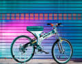 Maximal heißes Teil: Das 1996er Worldcup-Bike von Downhill-Star Regina Stiefl hatte eine Sitzbank wie ein Motorrad.
