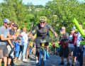 Eine Besonderheit des letztjährigen 30. EBM-Jubiläums war die Dreifach-Version EBM300 mit 300 Kilometern und 9000 Höhenmetern, der am Vortag des klassischen Marathons startete. BIKE-Reporter Henri Lesewitz war einer der 50 auserwählten Starter. Hier knetet er unter tosendem Jubel den Alp de Wettin hoch.