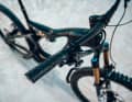 The BlockLock system from Acros limits the turning radius of the handlebars to 120º to prevent damage to the frame in the event of a fall or a sharp turn of the handlebars.