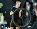 Bei der Bike Academy gab es vielfältige Workshops zum Mitmachen. Hier ein Tubeless-Workshop mit KENDA