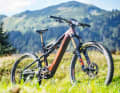 KTM ist Bike-Sponsor des Miranda Factory Teams. Das KTM Macina Prowler hat 180 / 170 mm Federweg und steht auf Mullet-Laufrädern. Pombo fährt bei 171 cm Körpergröße den Rahmen in Größe L.