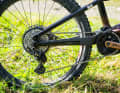 According to Pombo, the small XT 12-speed cassette with 10 - 45 teeth is more robust than its counterpart with a 51-tooth sprocket. The short cage of the rear derailleur should also prevent defects.