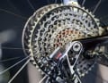 Shifts wirelessly and is not susceptible to defects: the Sram AXS Transmission.