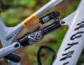 Im Unterschied zur Serie vertraut Fabien auf einen dickeren Rockshox-Vivid-Air-Dämpfer. Das prominente Pirelli-Logo am Oberrohr gibt dem Fahrzeug noch den extra Motorsport-Touch.