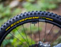 Barel vertraut auf Laufräder von Crank Brothers. Team-Sponsor Pirelli stellt den Downhill-Reifen Scorpion, in dessen Entwicklung Barel ebenfalls involviert war.