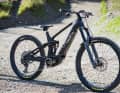 Compared to the standard bike, Fischi rides a smaller 27.5-inch rear wheel in EDR-E-Racing. This suits his radical riding style and the sometimes tight enduro courses.