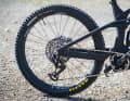 Im Vergleich zum Serienbike fährt Fischi im EDR-E-Racing ein kleineres 27,5 Zoll Hinterrad. Das kommt seinem radikalen Fahrstil und den teils engen Enduro-Kursen entgegen.