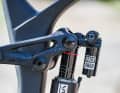 In der Serie kommt das GasGas mit DVO-Federelementen. Als Sram Teamfahrer stecken in Fischis Race-Enduro eine ZEB-Gabel und ein Rockshox Vivid Air Ultimate Dämpfer.