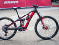 Mit 23,1 Kilo ist Pontals Transition Repeater PT wohl das leichteste Race-Enduro in der Boxengasse des E-Enduro-Worldcups.