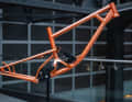 The steel frame of the Dobordelu freerider from Zoceli allows 180 millimetres of suspension travel.