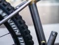 The Eightpins seat post in the steel frame was also installed at the customer's request. The combination of plain metal and colourful anodised parts is somewhat reminiscent of the heroic bike boom era of the 90s.