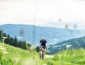 Gravelbiker erwarten beim Gravel Peaks 2026 satte Almwiesen, sportliche Anstiege und traumhafte Panoramen.