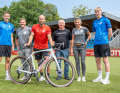 Der Raublinger Bike-Hersteller Corratec übergibt insgesamt 15 Bikes an den jetzt Erstligisten KSV Holstein (von links): Marko Ivezic (KSV Holstein) / Peer Schöninger (allrid-E) / Lasse Bork (KSV Holstein) / Holger Dirks (Corratec) / Julia Seeler (allrid-E) / Colin Kleine-Bekel (KSV Holstein).