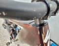 For easier maintenance and better sealing, Specialized has dispensed with cable routing through the headset.