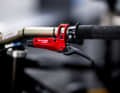 Auffälliges rot und klare Kante. Die neuen Brembo-Bremshebel für das Specialized-Team.