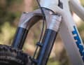 A lot helps a lot: The bridge of the Intend Flash 38 Upsidesown fork is milled from the voles and is said to be particularly stiff.