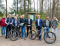 Zeigten sich zur Eröffnung sehr zufrieden: Torsten Möller (Streckenplaner), Frauke Göge (Projektbüro Bioline), Stefan Kieweg (Bgm Korbach + stv. Vorsitzender Verbandsversammlung Green Trails), Thomas Schlecking (Streckenplaner), Dieter Oderwald (1. Stadtrat Diemelstadt), Bernd Wecker (Projektbüro Bioline), Matthias Schäfer (Geschäftsführer Green Trails), Jürgen van der Horst (Landrat und Zweckverbandsvorsitzender), Marcus Runge (stv. Direktor WI-Bank), Andreas Fritz (Bgm Diemelstadt), Florian Boos (Stadtverordneter Diemelstadt) und Stephanie Stoffelshaus (Stadtverwaltung Diemelstadt).