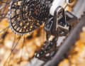 The transmission rear derailleur from Sram is fed by the bike's main battery. This combination also makes it possible to shift gears while rolling - without moving the cranks.