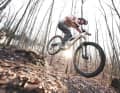 Trotz all der Schrauberei – auf dem Trail vergisst man schnell, wie sehr einen das Bike in der Werkstatt eben noch geärgert hat. Die Geometrie ist in Lukas`Augen perfekt, der Hinterbau erste Sahne.