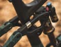 MX, LX oder EX – wildes Trailbike, sportliches Trailbike oder Enduro? Mit unterschiedlichen Umlenkhebeln, Dämpferaufnahmen und allerhand Flipchips ist die Trek-Fuel-Plattform in der 7. Generation die vielseitigste, die uns seit Langem untergekommen ist. Ein Rahmen, drei Konfigurationen, die einzeln auch noch jede Menge Feintuningpotenzial bieten.