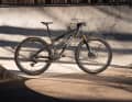 Das Testbike ist die zweitteuerste Modellvariante und kostet 7.400 Euro. Ohne Pedale bringt es 11,21 Kilogramm auf die Waage.