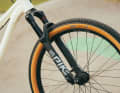 Angeführt wird das Highend-Dirtbike von Canyon durch die hochwertige Rockshox Pike DJ.