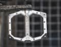 Crankbrothers provides the edges of the pedal surface and the axles with a ribbed surface structure for extra grip.