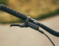 Eigenbrötler: Canyon kombiniert einen eigenen Bremsgriff mit einem Shimano Bremssattel. Die Leistung fällt mäßig aus.