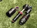 Der Rockshox Super Deluxe in seine Einzelteile zerlegt.