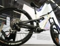 Das Canyon ist als All Mountain E-MTB mit Viergelenk-Hinterbau konzipiert.