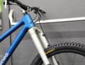 Angeführt wird das Unchained Enduro von einer 170-Millimeter-Gabel - in diesem Fall ein Upsidedwon-Modell von Intend.