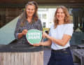 Anna Rodewald (links), Vorstandsmitglied im Green Shape® Verein, und Antje von Dewitz, VAUDE Geschäftsführerin, freuen sich über die erfolgreiche unabhängige Zertifizierung