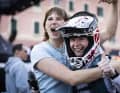 Beziehungsweise gleich zwei: Helen Weber (links) sicherte sich den E-Enduro WM Titel, Raphaela Richter den Titel ohne Motor.