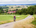 Bei Kleinmünster führt die Tour durch Felder und Wiesen.