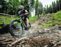 Erfrischend ruppig: Für die Trails im Erzgebirge ist ein sattes Fahrwerk sinnvoll.