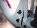 The reservoir, which is hidden in the down tube, can be filled via the valve at the bottom of the seat tube. One filling should be enough for around 100 descents.