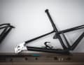 „Frankenbike“ nennen sie es intern. Ein modifizierter Rahmen, der in verschiedene Längen und Winkel einstellbar ist, um die perfekte Geometrie herauszufinden.