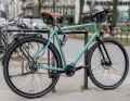 Il est important d'attacher le vélo et pas seulement de le cadenasser.