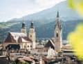 Einzigartig die Kulisse: Die bike festa findet auf Brixens historischen Domplatz statt. Von hier aus ist man schnell auf den Trails, den Alm- und Flussradwegen.