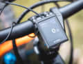 A Kiox 300 on the stem displays the riding data, and a navigation view is also possible.