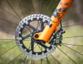 Bionicon hits a lot of targets when it comes to equipment. The powerful Magura stoppers with 220 mm brake discs at the front are a real anchor and guarantee safety on nasty descents. This also applies to the suspension and tyres.