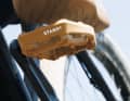 The Stamp 0 plastic pedals in chic gold, oh wait, that's brown. Price: 44.99 euros.