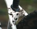 Nice to look at but annoying in practice: The integrated seatpost clamp works with two screws. There is hardly any space on the Cube children's mountain bike to attach the tool.