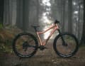 The Woom Off Air 6 is the largest mountain bike from the well-known brand and comes with 90 millimetres of travel on the suspension fork.