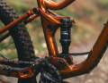 Giant wants to have designed the rear triangle of the Faith Mini Mullet especially for small rider weights. The mini enduro comes with all kinds of own-brand parts.