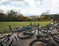 A MTB club also stands and falls with suitable equipment. Schools can find support from bike shops and bike manufacturers.