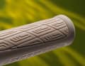 The upper, on the other hand, takes a different approach: here, deliberate breaks in the texture allow the material to move more freely, thereby providing additional cushioning.