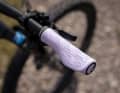 Taube Finger, schmerzende Handballen und überlastete Handgelenke gehören zu den häufigsten Beschwerden beim Mountainbiken. Der neue Ergon GMS kombiniert einen neu entwickelten Mini-Wing mit modernen Gravity-Technologien und soll den Spagat zwischen Komfort, Kontrolle und Bewegungsfreiheit schaffen.